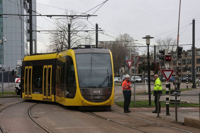 Sneltram ontspoort nabij Utrecht Centraal 